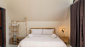 Ein modernes Schlafzimmer mit einem hölzernen Bett, einem Nachttisch aus Holz, einer Wandlampe und einem Schuhregal.