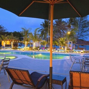 Una piscina al aire libre