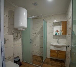 Standard Room, Partial Sea View | Bathroom | Shower, free toiletries, hair dryer, slippers - GLOBAL HOMES (Antalya)