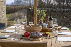 Outdoor dining - Beautifully presented dog friendly - Cotswold Cottage (Cirencester)