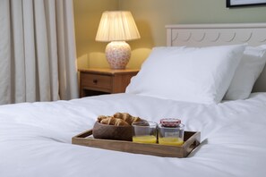 4 dormitorios, escritorio, tabla de planchar con plancha y cuna de viaje