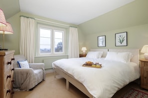 4 bedrooms, desk, iron/ironing board, travel cot - Beautifully presented dog friendly - Cotswold Cottage (Cirencester)