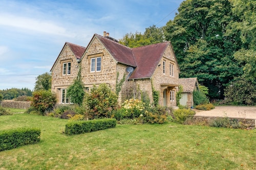 Beautifully presented dog friendly - Cotswold Cottage