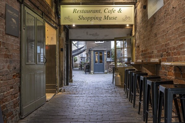 Outdoor dining - Beautiful dog friendly holiday apartment - Bakers Flat (Cirencester)