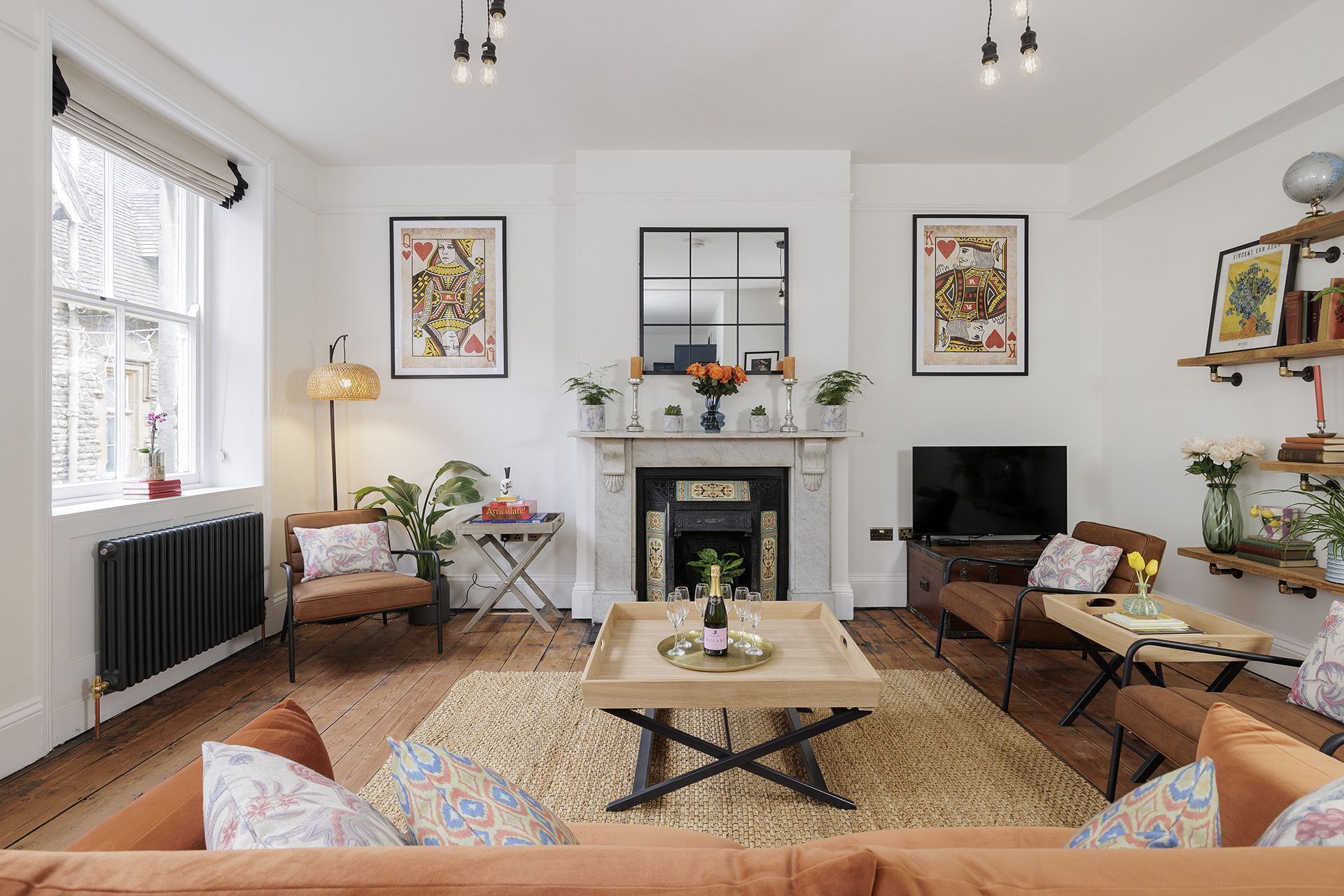 Ein Wohnzimmer mit Kamin, einer Couch, einem Couchtisch und einem Fernseher.
