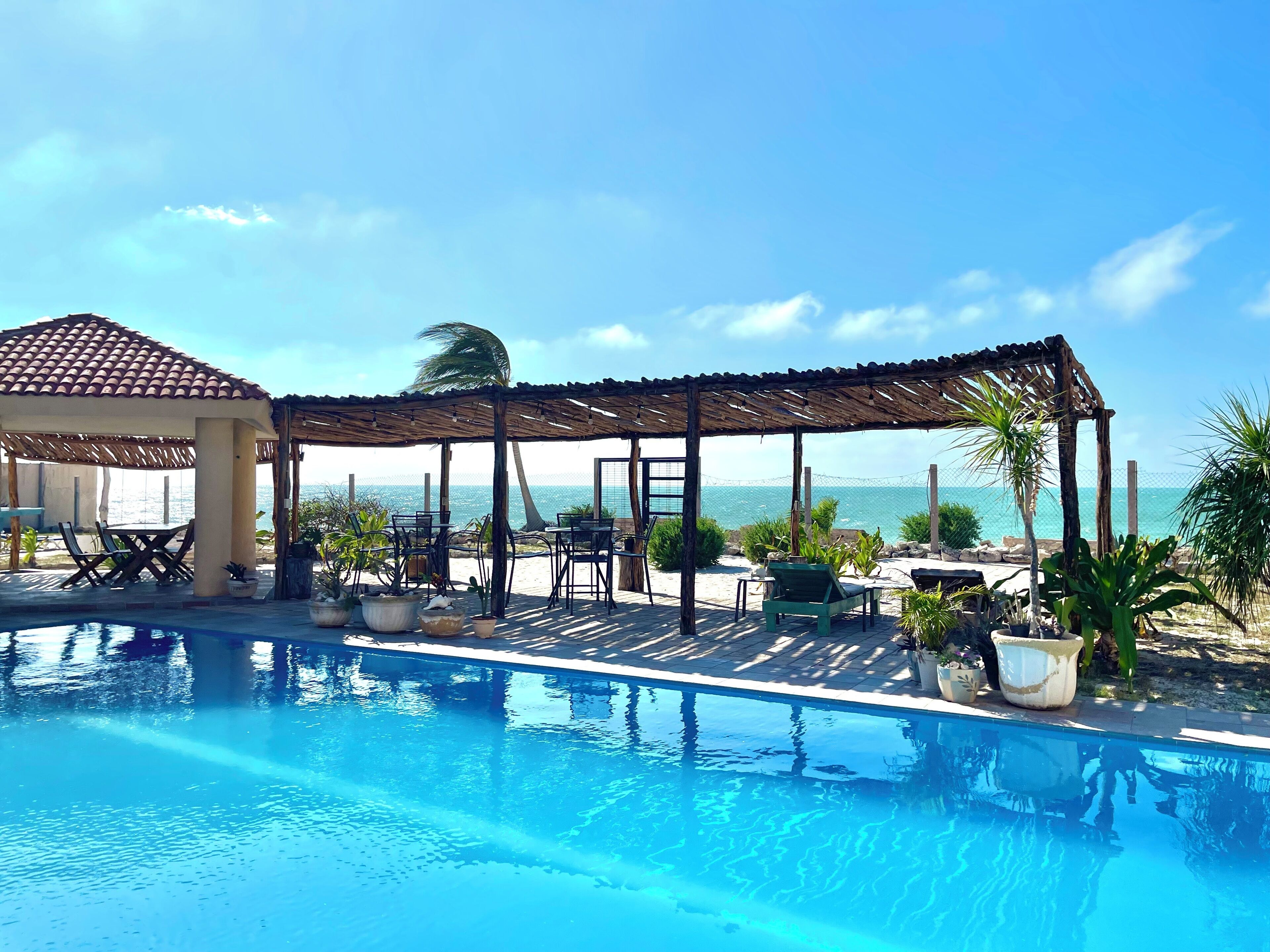 Una piscina al aire libre