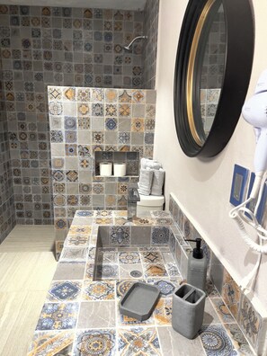 Dusche, Haartrockner, Handtücher, Seife