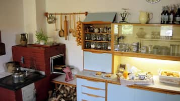 Réfrigérateur, micro-ondes, plaque de cuisson, cafetiÚre/bouilloire
