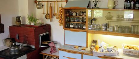 冷蔵庫、電子レンジ、コンロ、コーヒー / ティーメーカー