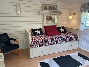 2 bedrooms, iron/ironing board, WiFi