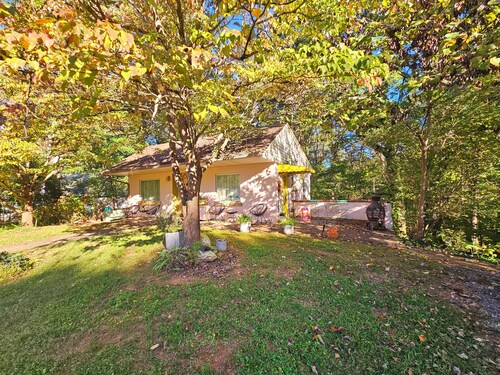 Refreshing home with WiFi, AC, fireplace in marvelous Heart of Yadkin Valley 