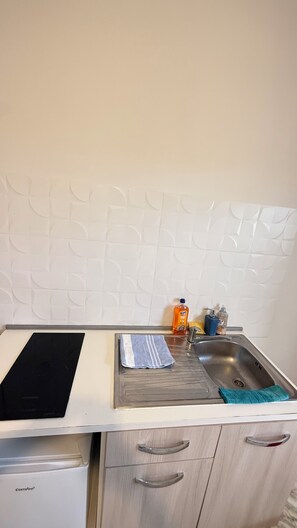 Een koelkast, een microgolfoven, een kookplaat