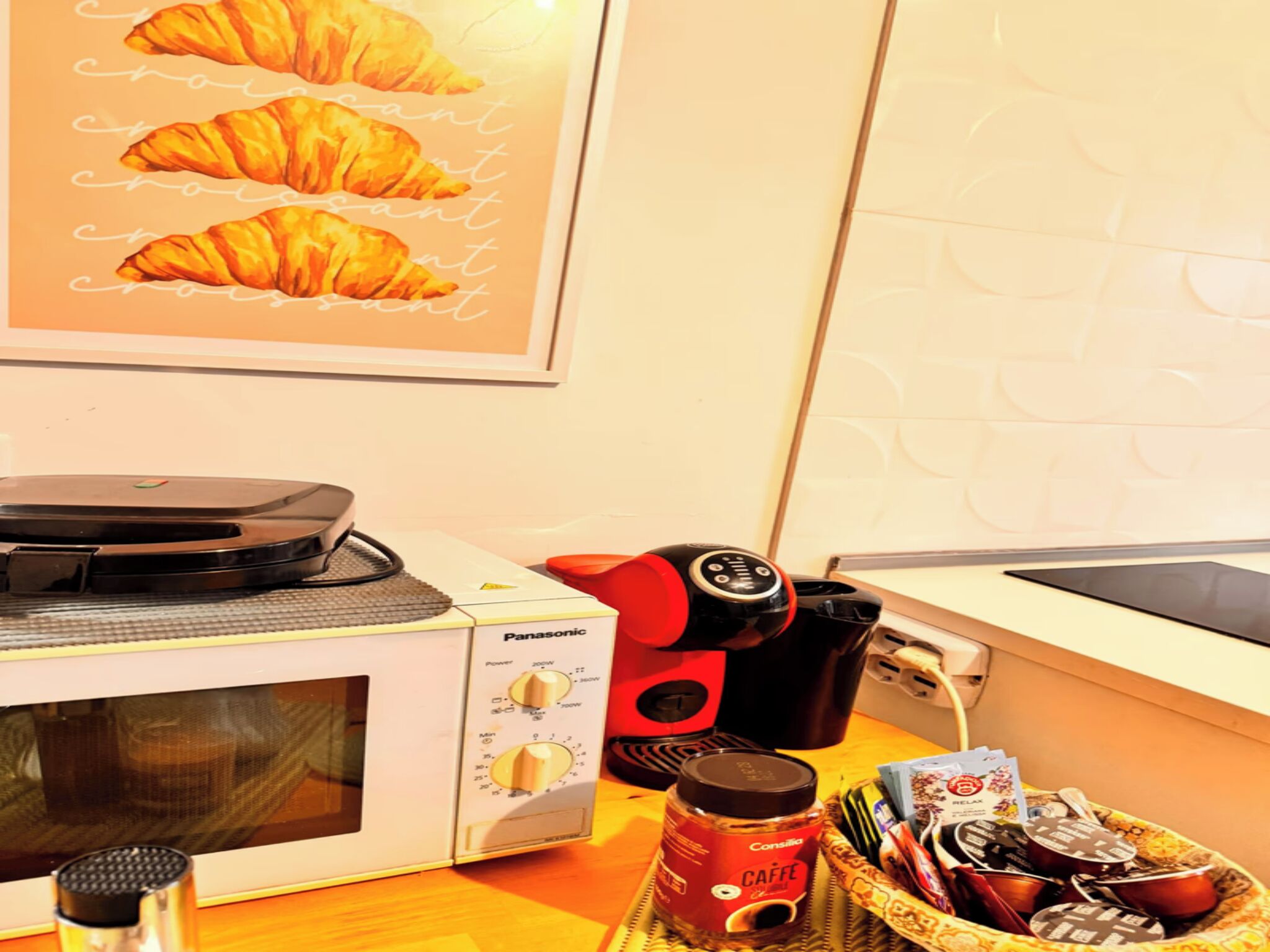 Kjøleskap, mikrobølgeovn, kokeplater og kaffetrakter/tekoker