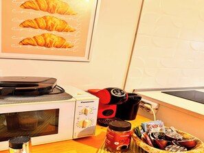 Fridge, microwave, stovetop, coffee/tea maker