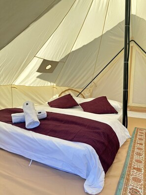 Standard Double Room | Bed sheets - DNAMIE GLAMPING - LUX TENT (Pulau Perhentian Kecil)