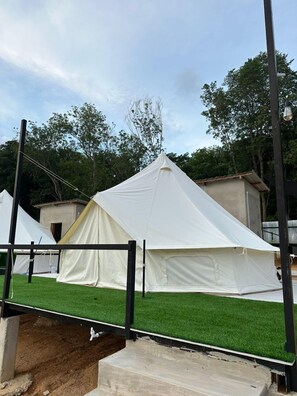 Deluxe Quadruple Room | Bed sheets - DNAMIE GLAMPING - LUX TENT (Pulau Perhentian Kecil)