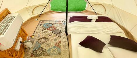 Tienda de campaña con cama, calentador y alfombra.