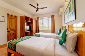 Habitación Deluxe | 1 dormitorio, cortinas opacas, tabla de planchar con plancha