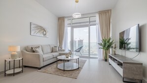 Un salon moderne avec un canapé, une table basse et un meuble pour la télévision.