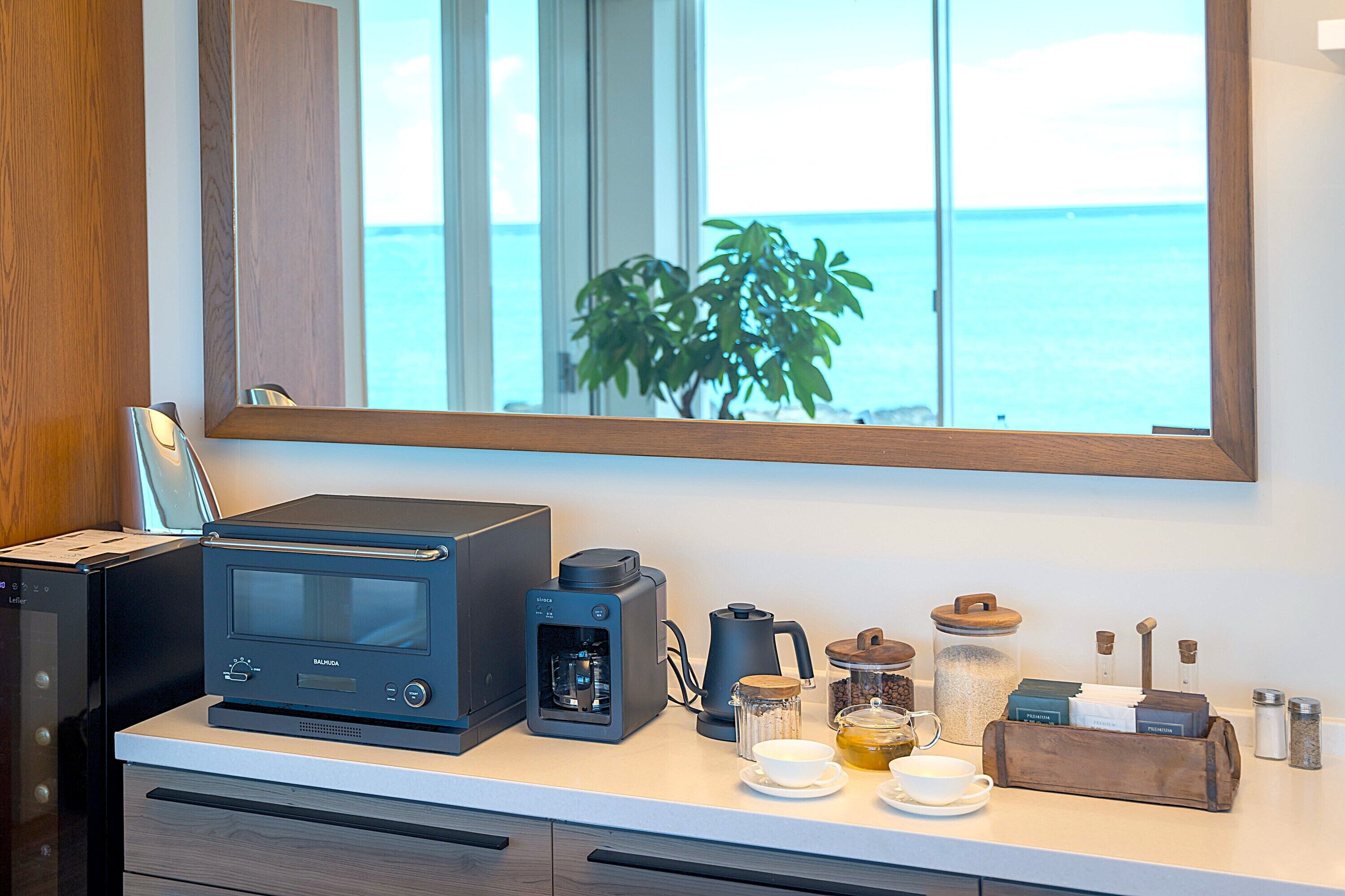 Cafetera y tetera, tetera eléctrica, periquera y toallas de papel 