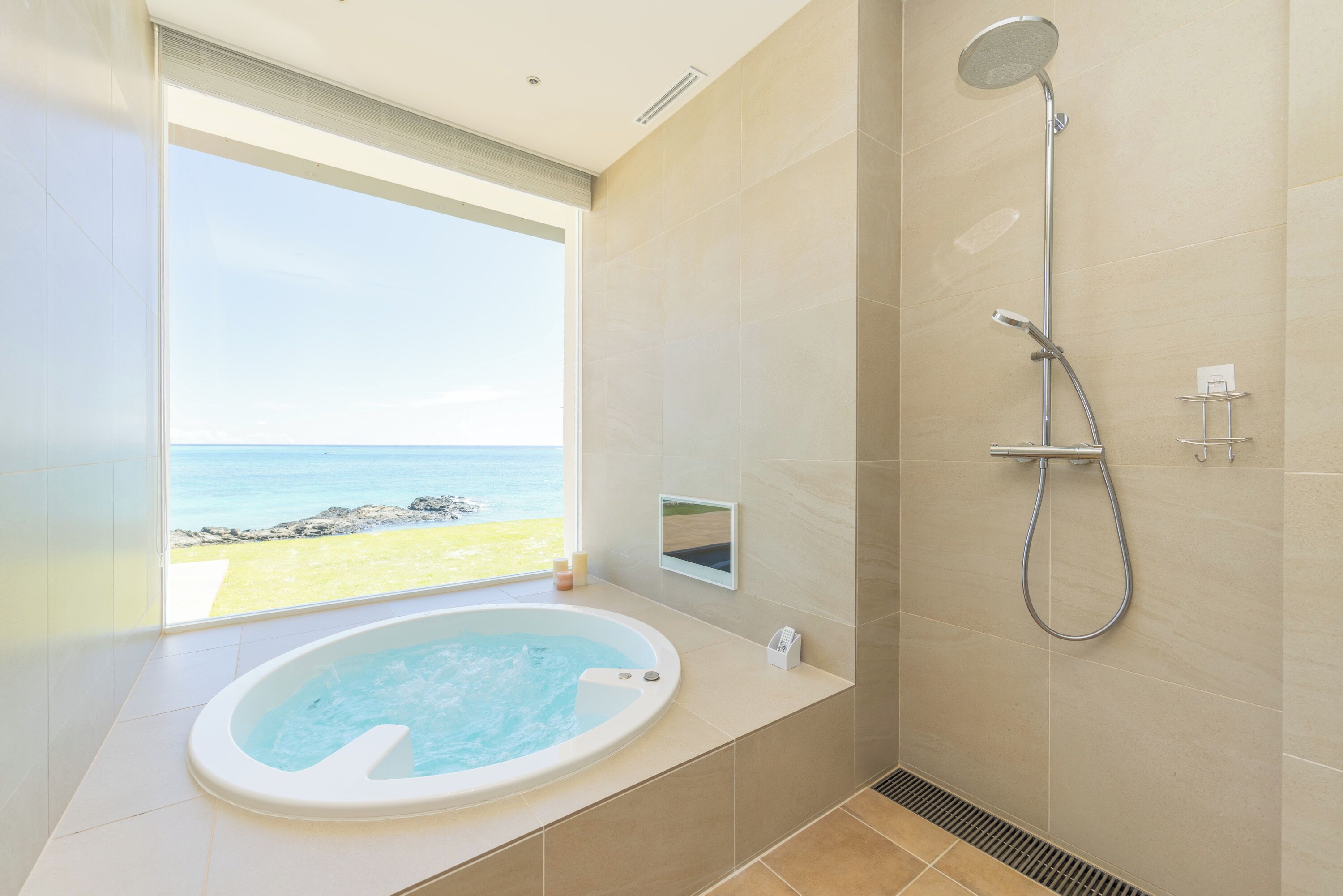Luxury Villa | Bathroom | Separate bathtub and shower, jetted bath, rainfall showerhead