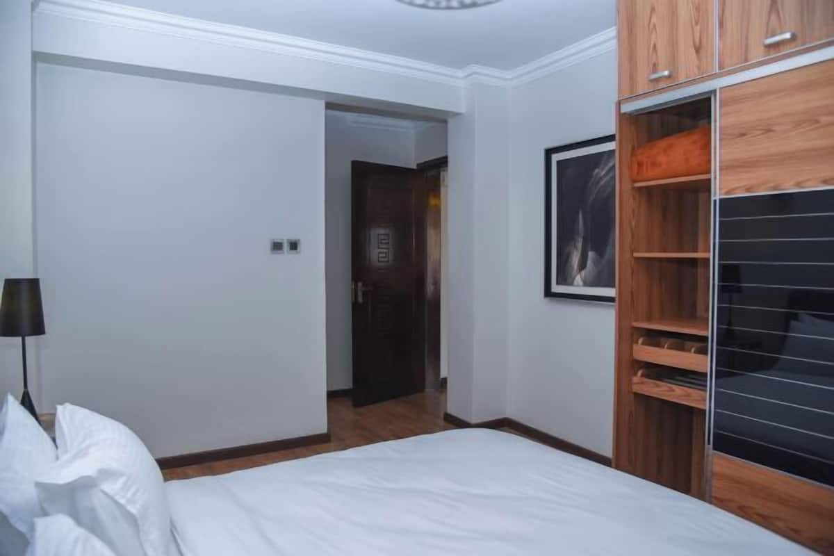 2 bedrooms, Egyptian cotton sheets, premium bedding, memory-foam beds
