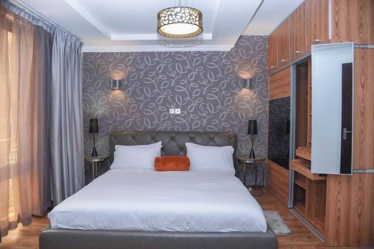2 bedrooms, Egyptian cotton sheets, premium bedding, memory-foam beds