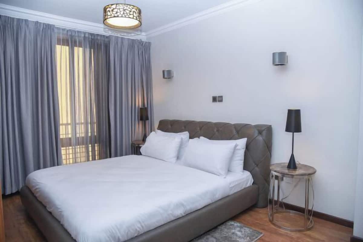 2 bedrooms, Egyptian cotton sheets, premium bedding, memory-foam beds