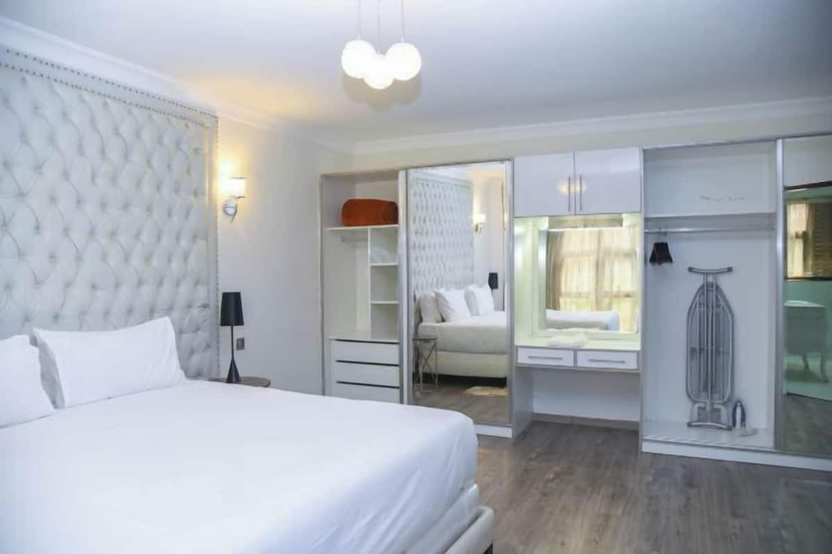2 bedrooms, Egyptian cotton sheets, premium bedding, memory-foam beds