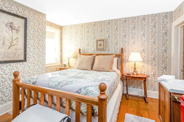 1 habitación, tabla de planchar con plancha y cuna de viaje
