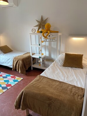 3 bedrooms, iron/ironing board, travel crib, WiFi
