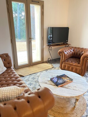 Smart-tv och ett bordtennisbord