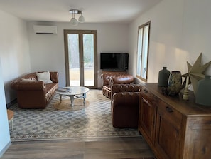 Smart-tv och ett bordtennisbord