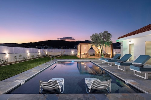 Ελin Villa with Private Pool