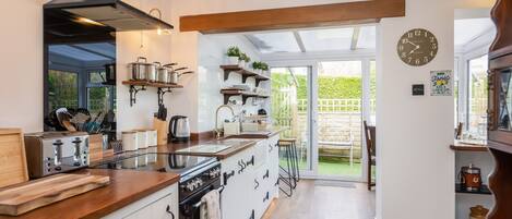 Fridge, microwave, oven, coffee/tea maker