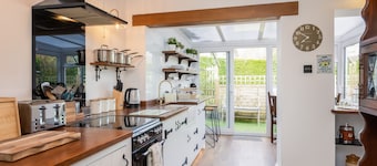 Burn Cottage - Hot Tub - Dogs welcome