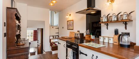 冷蔵庫、電子レンジ、オーブン、コーヒー / ティーメーカー