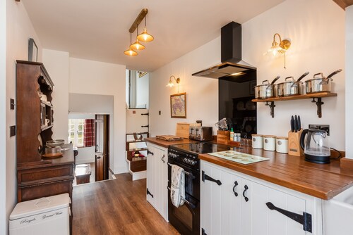 Burn Cottage - Hot Tub - Dogs welcome