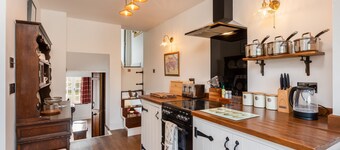Burn Cottage - Hot Tub - Dogs welcome
