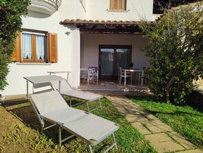 Outdoor dining - Apartment with garden, 600 meters from Sa Capannizza beach (Sardegna)