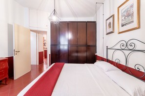 2 bedrooms, iron/ironing board, WiFi, bed sheets - Maroon Flat Colosseo,  800 mt from Amphitheater (Roma)