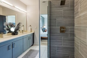 Dusj, hårføner og håndklær