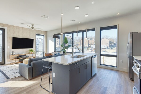 Refrigerador, microondas, horno y parrilla de estufa