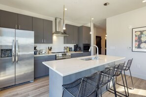 Kjøleskap, mikrobølgeovn, ovn og kokeplater