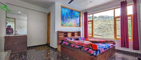 Deluxe Room | Desk, free WiFi