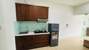Deluxe-Apartment, Balkon, Stadtblick | Eigene Küche | Kühlschrank, Herdplatte, Kochgeschirr/Geschirr/Besteck