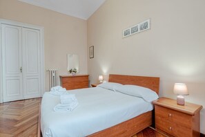 1 habitación, tabla de planchar con plancha, wifi y ropa de cama