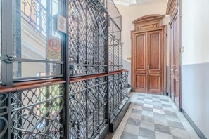 Interior - GuestHost - In the heart of the Quadrilatero Romano, just steps from Piazza Solferino and Piazza Castello, this elegant 42 sqm apartment accommodates 3 guests and is located on the second floor with an elevator. Bright and featuring a balcony, it offers  (Torino)