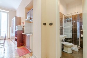 Regadera, secadora de cabello, bidet, toallas 