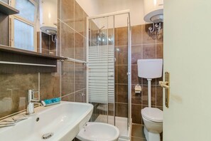 Shower, hair dryer, bidet, towels - GuestHost - In the heart of the Quadrilatero Romano, just steps from Piazza Solferino and Piazza Castello, this elegant 42 sqm apartment accommodates 3 guests and is located on the second floor with an elevator. Bright and featuring a balcony, it offers  (Torino)